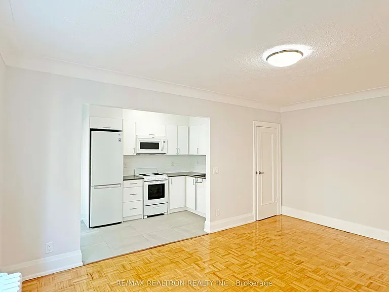 394 Avenue Rd #406 — Photo 3