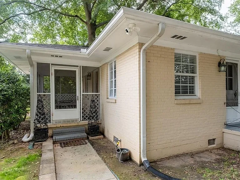 1401 Briarwood Rd NE — Photo 2