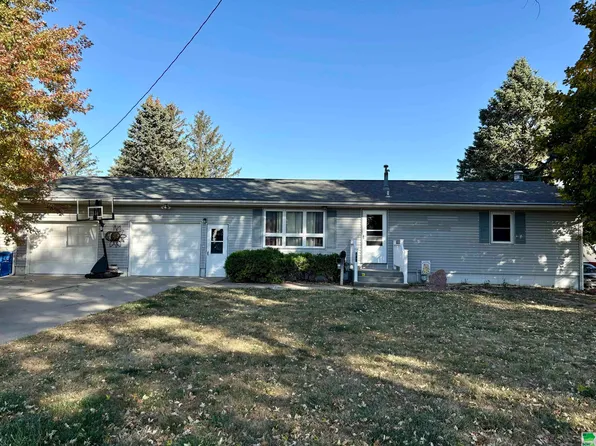 211 6th St NE, Le Mars, IA 51031