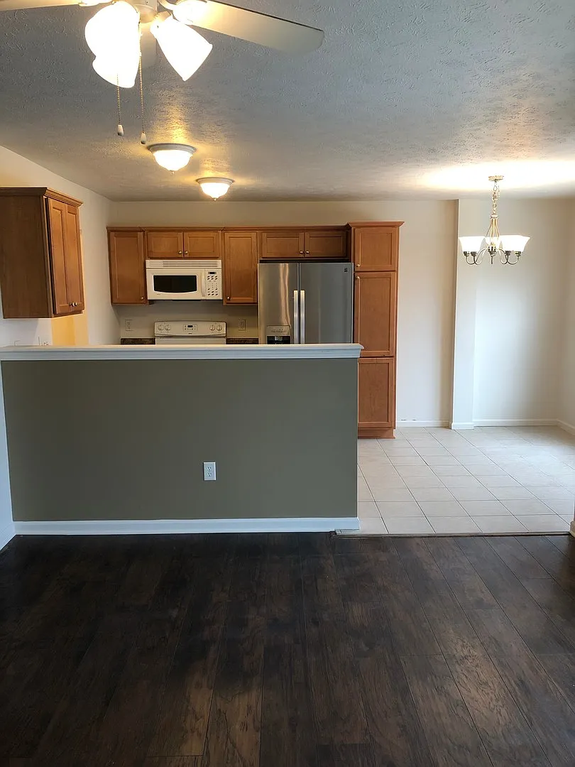 Kings Crossing 3 BR — Photo 3