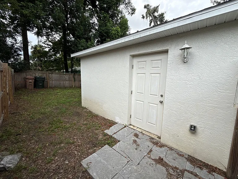 986 NW 1st St — Photo 4
