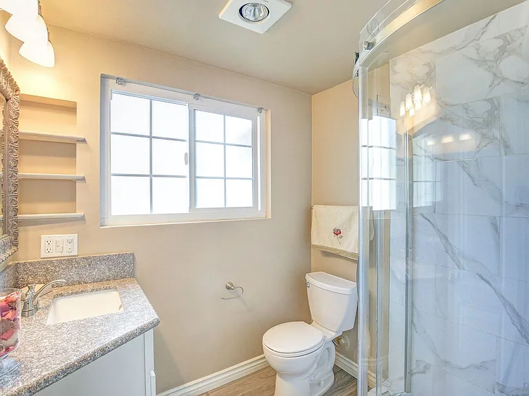 812 W Huntington Dr — Photo 8