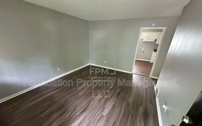 3 bed, 1.0 bath, 957 sqft, $1,000 — Photo 4