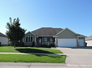 1248 Pga Dr, Le Mars, IA 51031