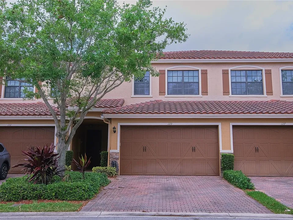 129 Riverwalk Cir E