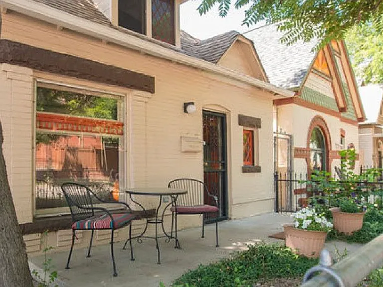 2502 W Argyle Pl — Photo 2