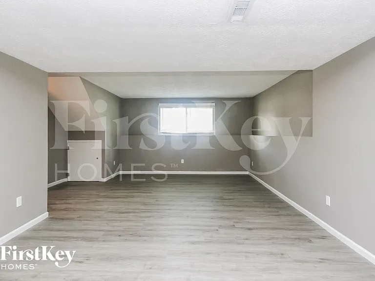 910 Woodlark Dr — Photo 7