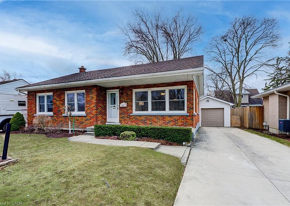 1st image of 133 Glastonbury Cres