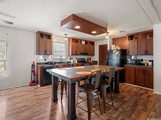 157 County Road 6816, Natalia, TX 78059