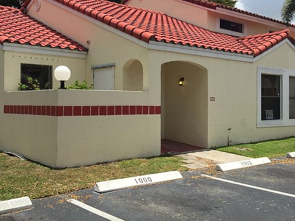 2nd image of 1004 San Remo Cir