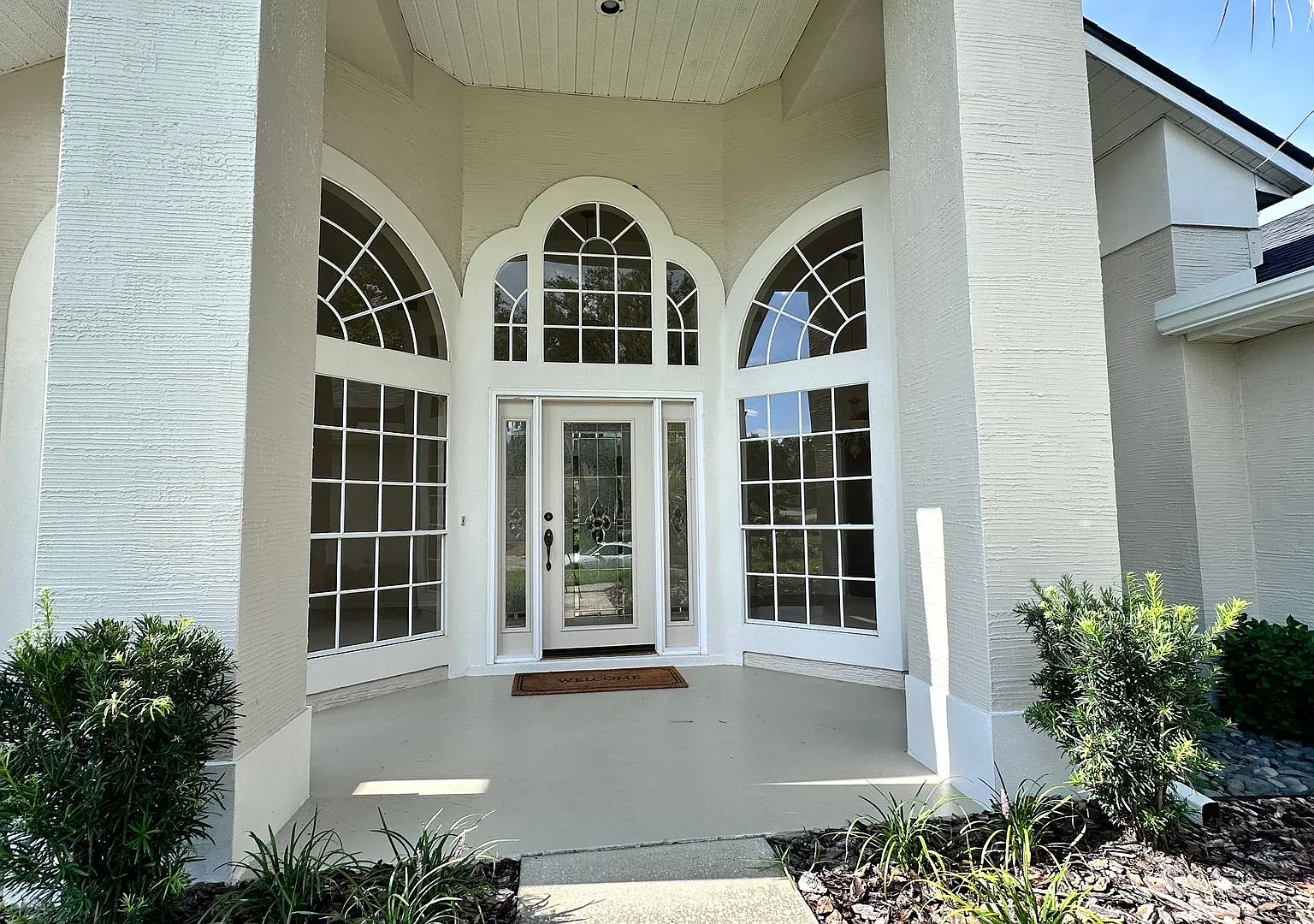 4 Bed, 2 Bath | Pond Views | Private Lake Access — Photo 2