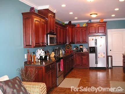 Kitchen : Custom built-in cabinets, not factory. Notice the re-cessed can lighting.