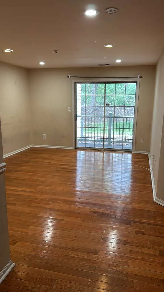 2 bed, 1100 sqft, $2,400 — Photo 3