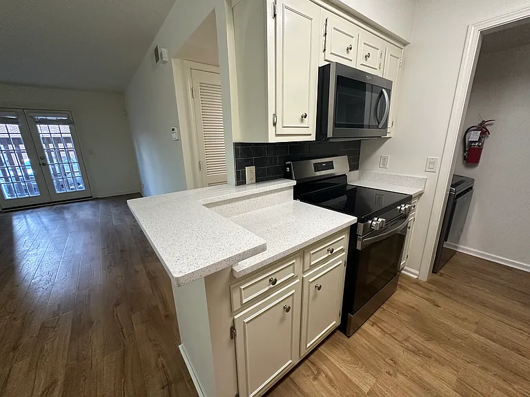2905 Burch Ave #8 — Photo 23