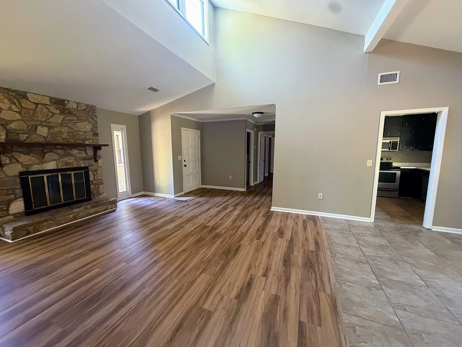 4 bed, 2126 sqft, $1,900 — Photo 2