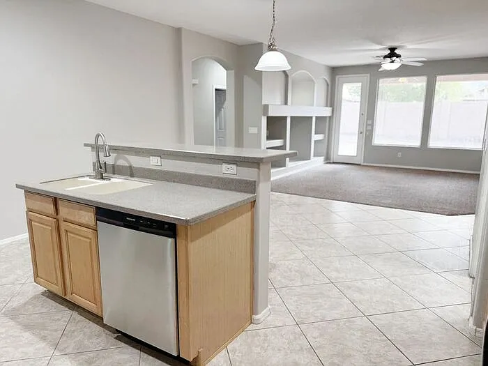 2421 W Ellis St — Photo 13