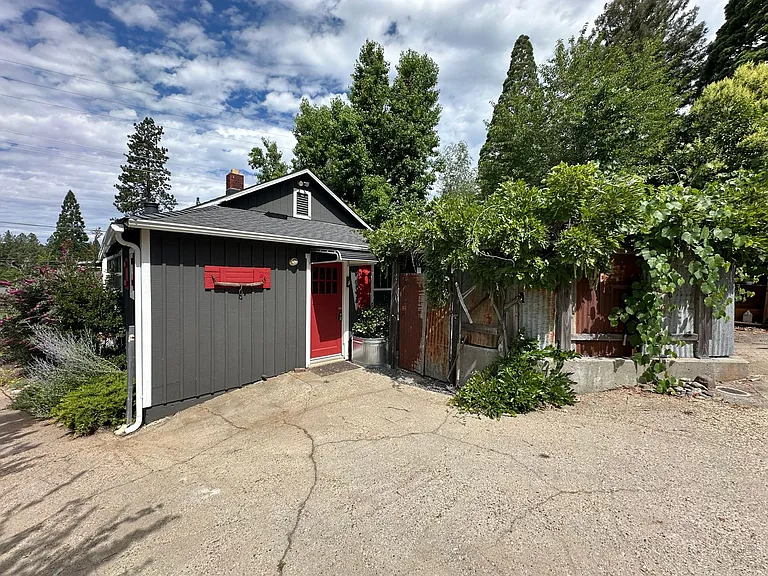 665 S Auburn St — Photo 3