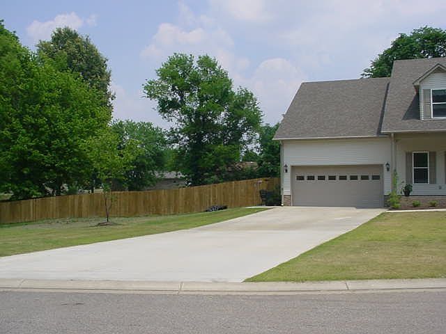 2nd image of 820 Dianne Ct E