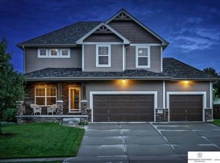 909 Knapp Dr, Papillion, NE 68046