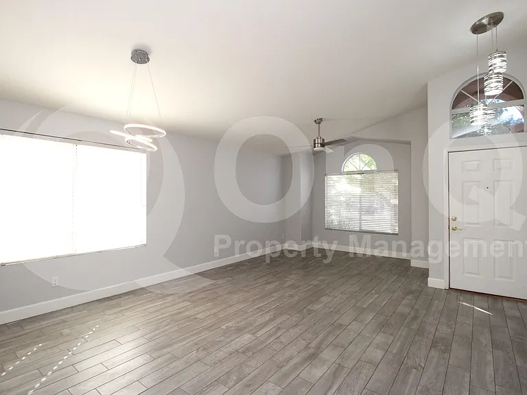 208 W Jasper Dr — Photo 10