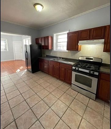 1st image of 409 Marshall St #1R