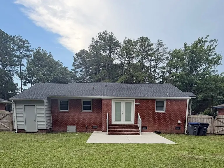 1904 Windsor Dr — Photo 3
