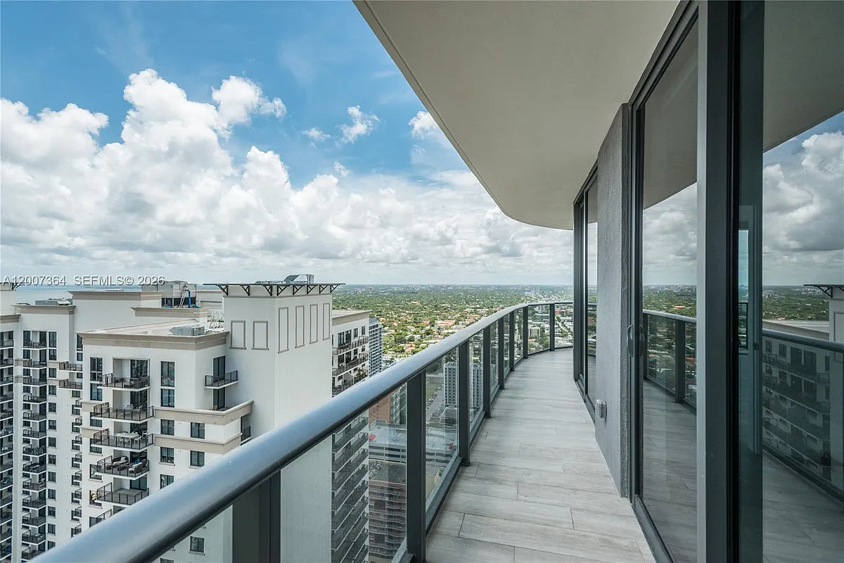 Building Photo - 55 SW 9th St #3606