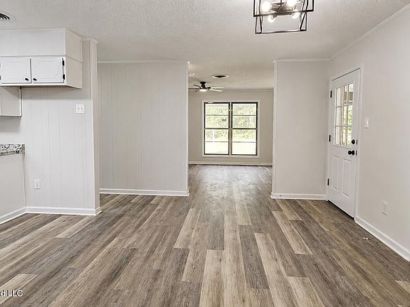 4th image of 561 Colonial Dr