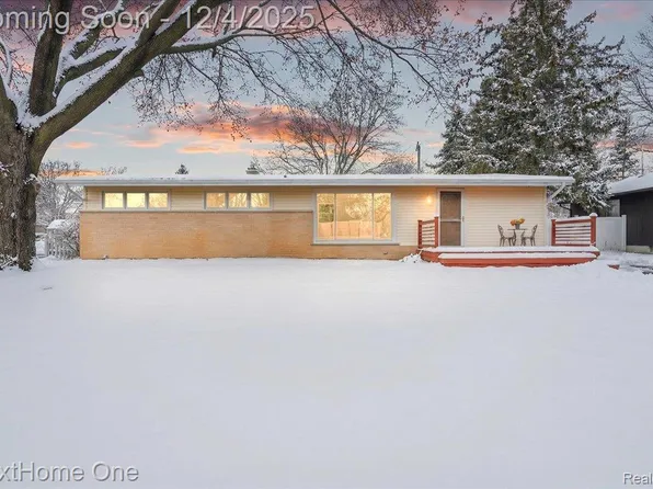 60658 Sue St, South Lyon, MI 48178