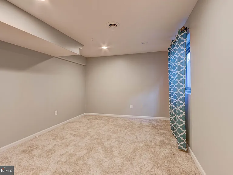7925 Carriage Dr — Photo 29