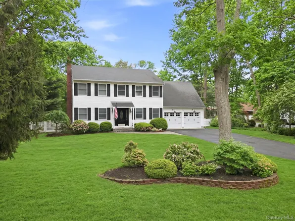 3 Hampton Drive, Center Moriches, NY 11934
