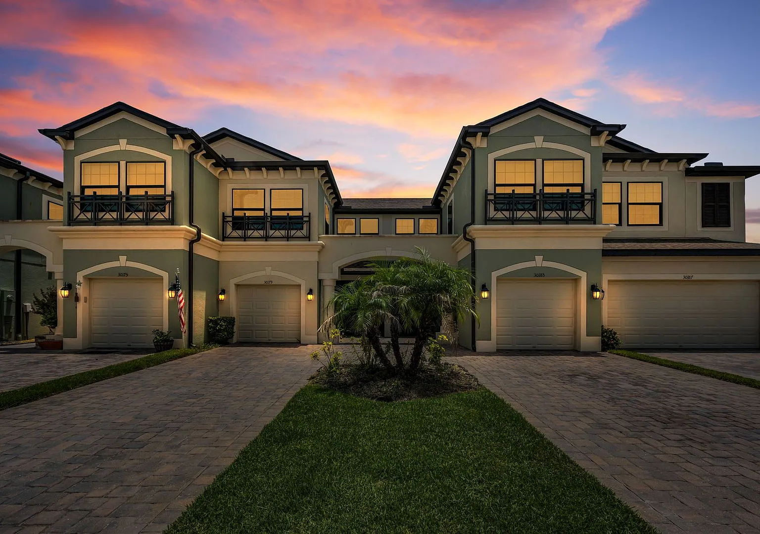 Beautiful executive Townhome — Photo 1