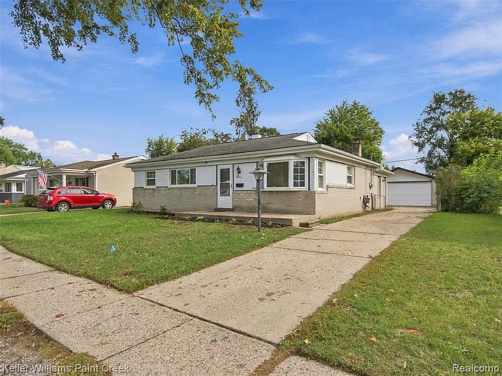 3 bed, 1.0 bath, 1227 sqft, $2,100 — Photo 3