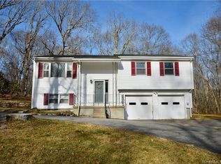 748 Pendleton Hill Rd, North Stonington, CT 06359