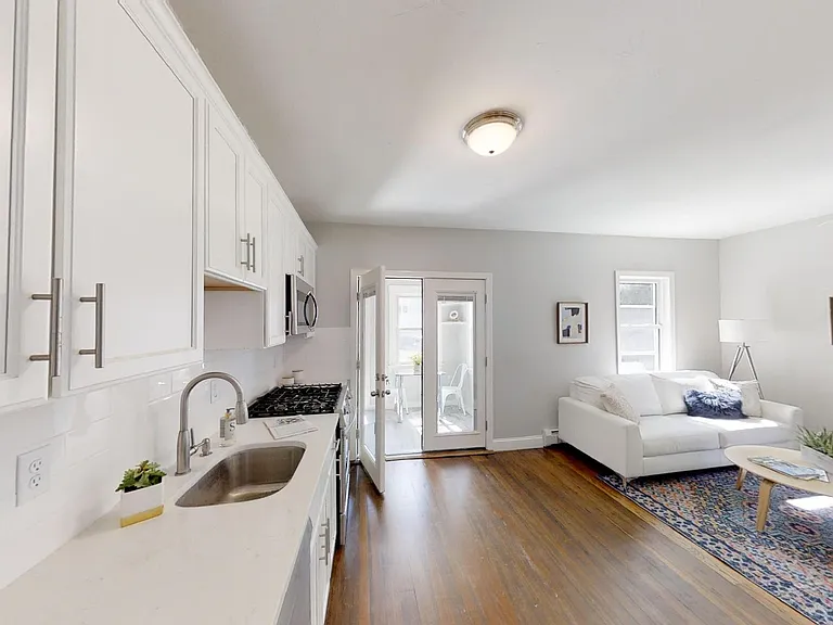 836 Canterbury St #1R — Photo 2
