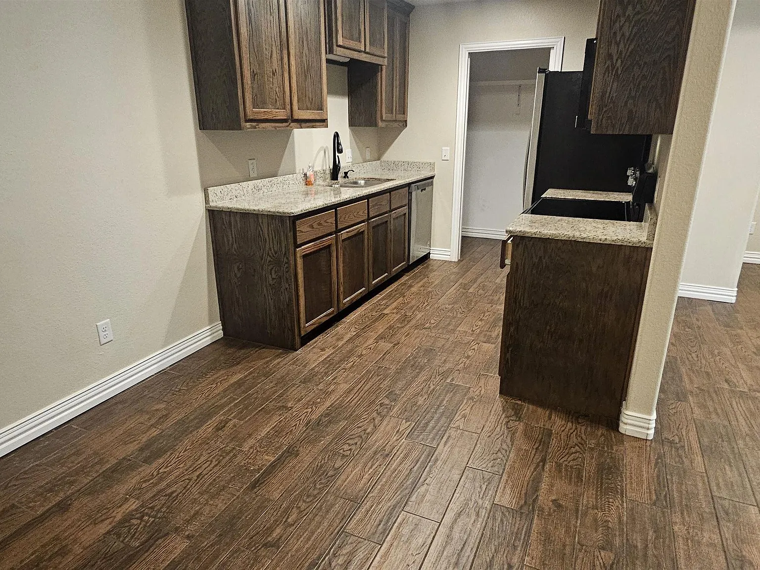 2 bed, 2.0 bath, 1026 sqft, $1,350 — Photo 2