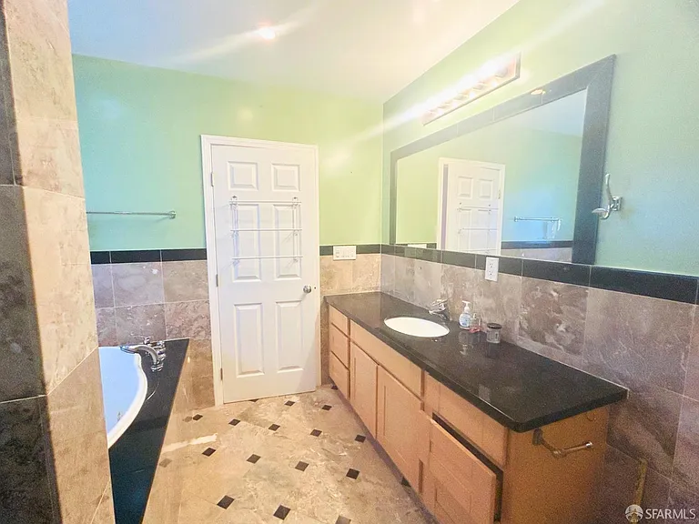224 Cordova St — Photo 10