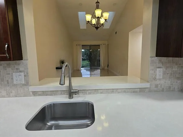 3 bed, 2.0 bath, 1572 sqft, $3,590 — Photo 2