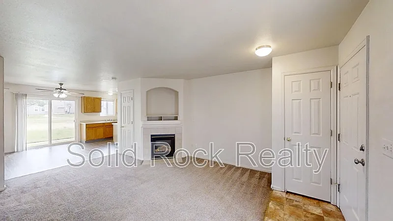 3 bed, 2.0 bath, 1185 sqft, $1,670 — Photo 2