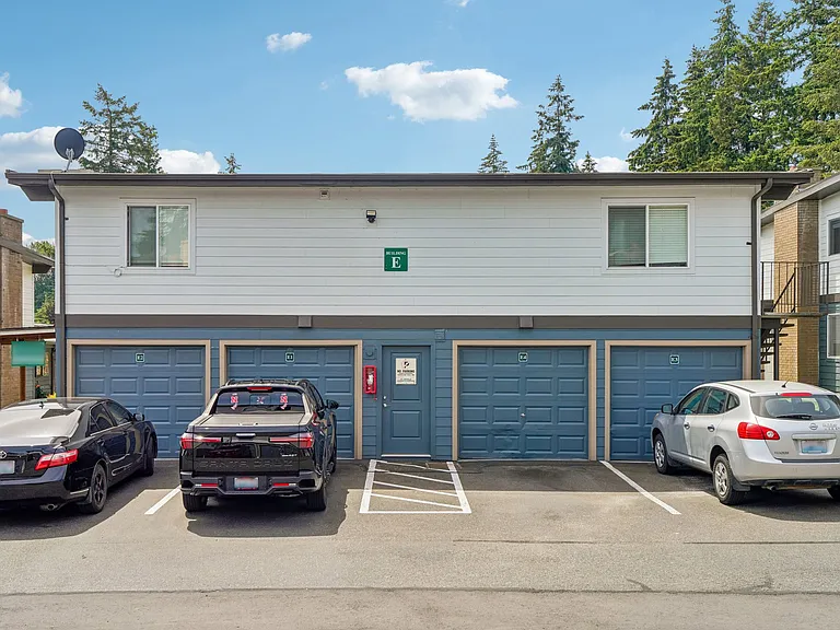 Sunset East Apartments — Photo 45