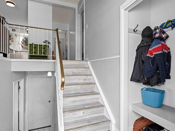 2nd image of 436 W Queen Charlotte Rd SE