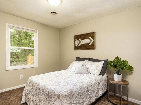 5th image of 2202 Greenbriar Cir APT 2