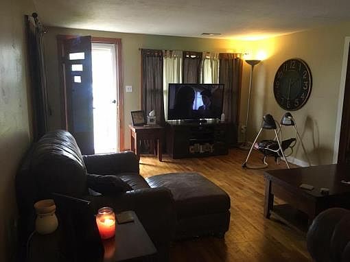 2nd image of 208 E 1st Ave