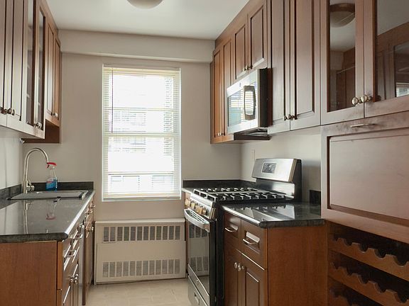 4th image of 155 E 34th St APT 10G