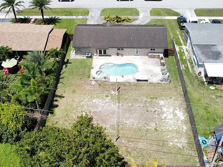 670 NW 16th St — Photo 31