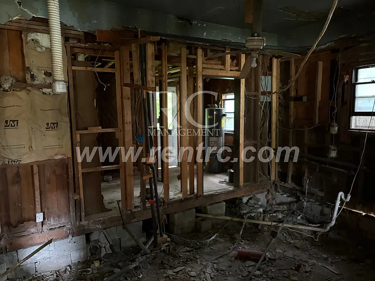 102 S New St — Photo 2
