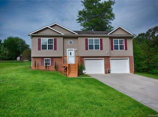 213 Pine Meadows Cir, Hickory, NC 28601