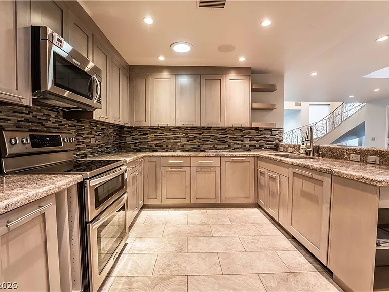 980 Vegas Valley Dr — Photo 14