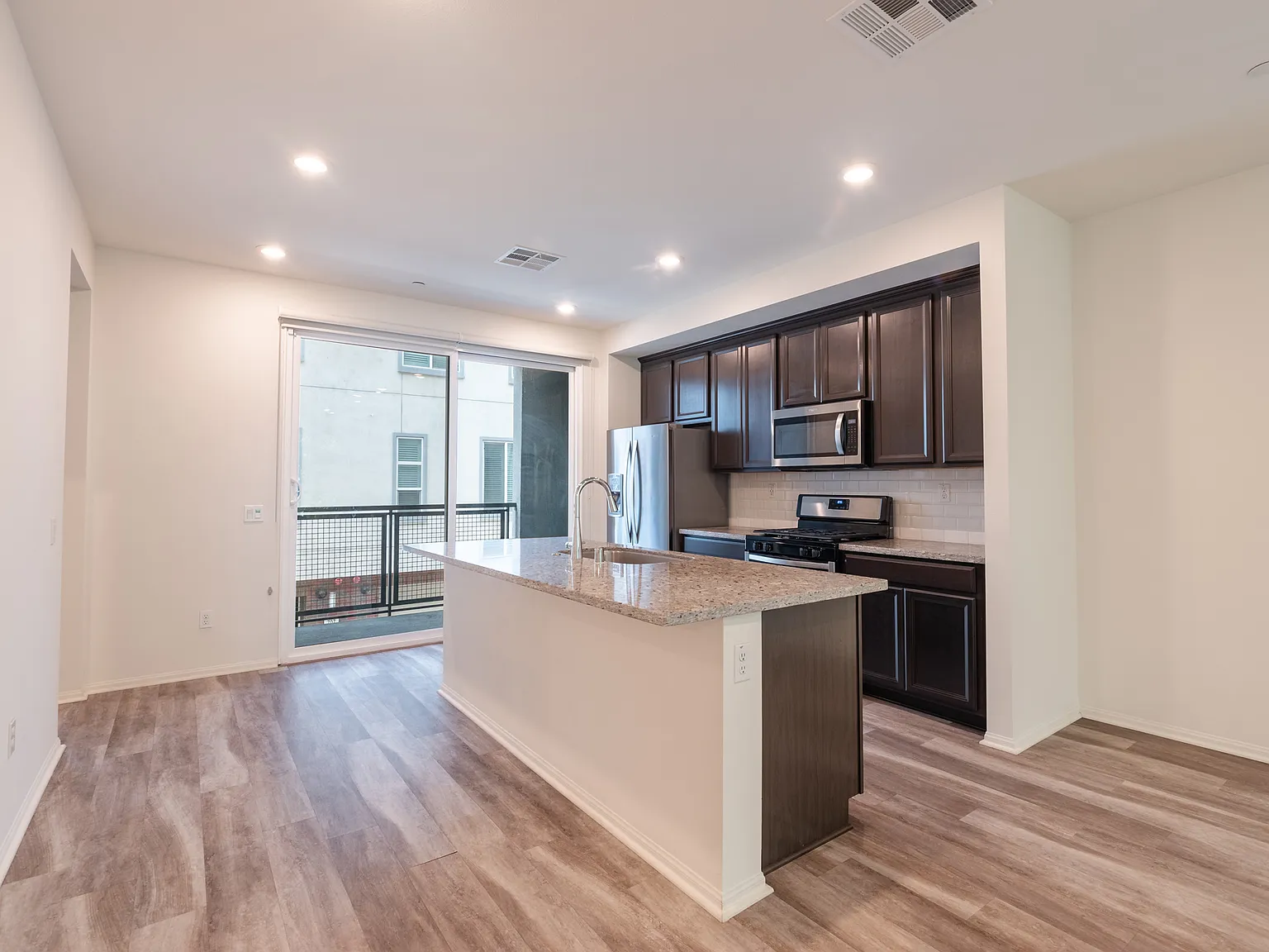 4 bed, 1880 sqft, $4,100 — Photo 3