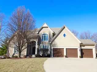 8032 Clearwater Dr, Parkville, MO 64152